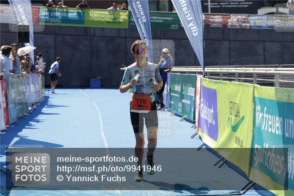 09.08.2026 - GEWOBA Citytriathlon Bremen Yannick Fuchs http://msf.ph/oto/9941946 09.08.2026 14:07:29 Ziel 710 meine-sportfotos.de