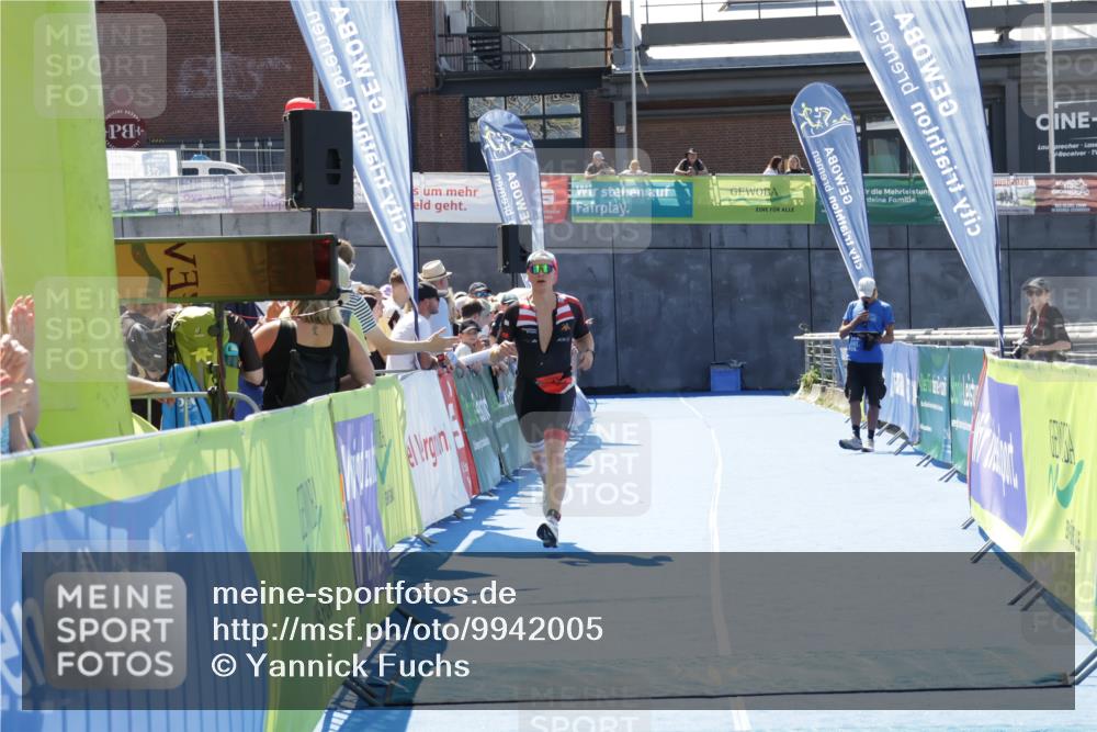 09.08.2026 - GEWOBA Citytriathlon Bremen Yannick Fuchs http://msf.ph/oto/9942005 09.08.2026 14:08:26 Ziel 711 meine-sportfotos.de