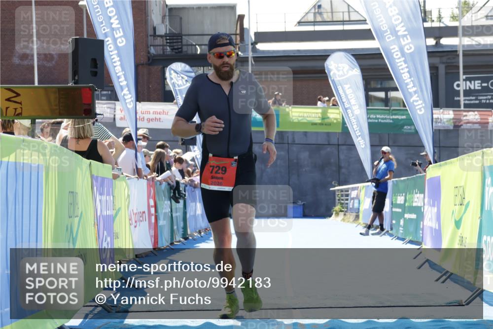 09.08.2026 - GEWOBA Citytriathlon Bremen Yannick Fuchs http://msf.ph/oto/9942183 09.08.2026 14:11:11 Ziel 729 meine-sportfotos.de