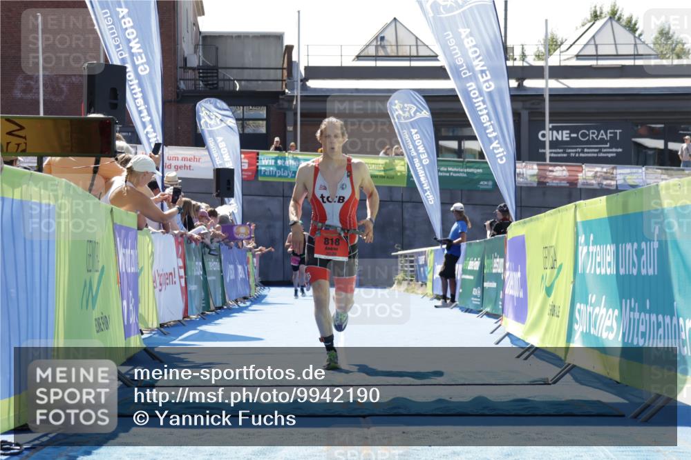 09.08.2026 - GEWOBA Citytriathlon Bremen Yannick Fuchs http://msf.ph/oto/9942190 09.08.2026 14:11:28 Ziel 818 meine-sportfotos.de