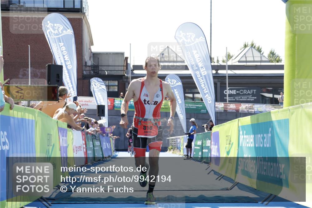 09.08.2026 - GEWOBA Citytriathlon Bremen Yannick Fuchs http://msf.ph/oto/9942194 09.08.2026 14:11:29 Ziel 818 meine-sportfotos.de