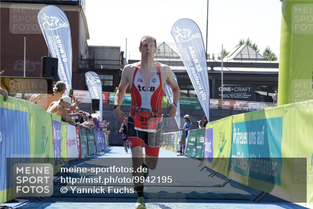 09.08.2026 - GEWOBA Citytriathlon Bremen Yannick Fuchs http://msf.ph/oto/9942195 09.08.2026 14:11:29 Ziel 818 meine-sportfotos.de
