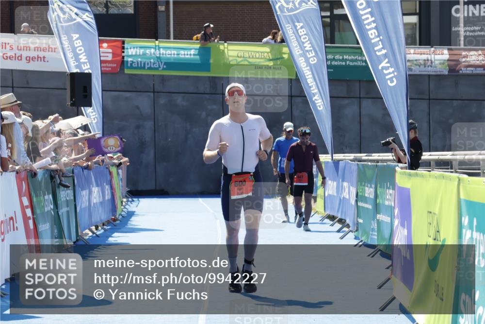 09.08.2026 - GEWOBA Citytriathlon Bremen Yannick Fuchs http://msf.ph/oto/9942227 09.08.2026 14:12:01 Ziel 600 meine-sportfotos.de