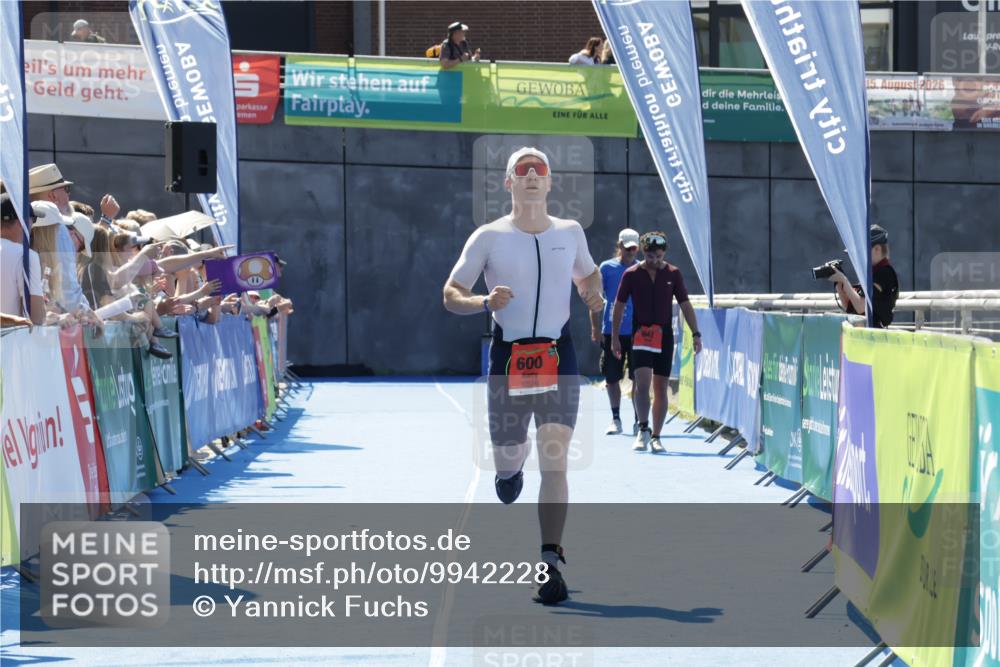 09.08.2026 - GEWOBA Citytriathlon Bremen Yannick Fuchs http://msf.ph/oto/9942228 09.08.2026 14:12:02 Ziel 600 meine-sportfotos.de