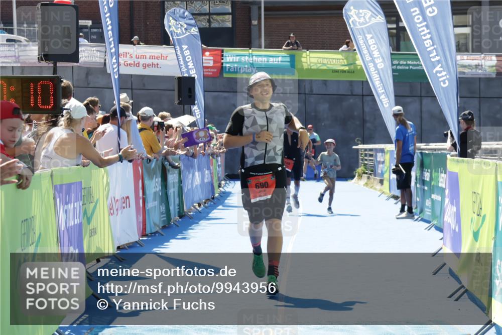 09.08.2026 - GEWOBA Citytriathlon Bremen Yannick Fuchs http://msf.ph/oto/9943956 09.08.2026 14:13:32 Ziel 690 meine-sportfotos.de