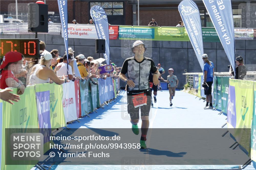 09.08.2026 - GEWOBA Citytriathlon Bremen Yannick Fuchs http://msf.ph/oto/9943958 09.08.2026 14:13:32 Ziel 690 meine-sportfotos.de