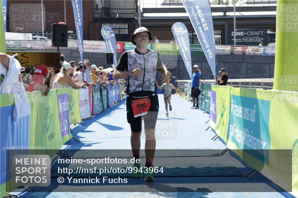 09.08.2026 - GEWOBA Citytriathlon Bremen Yannick Fuchs http://msf.ph/oto/9943964 09.08.2026 14:13:35 Ziel 690, 748 meine-sportfotos.de