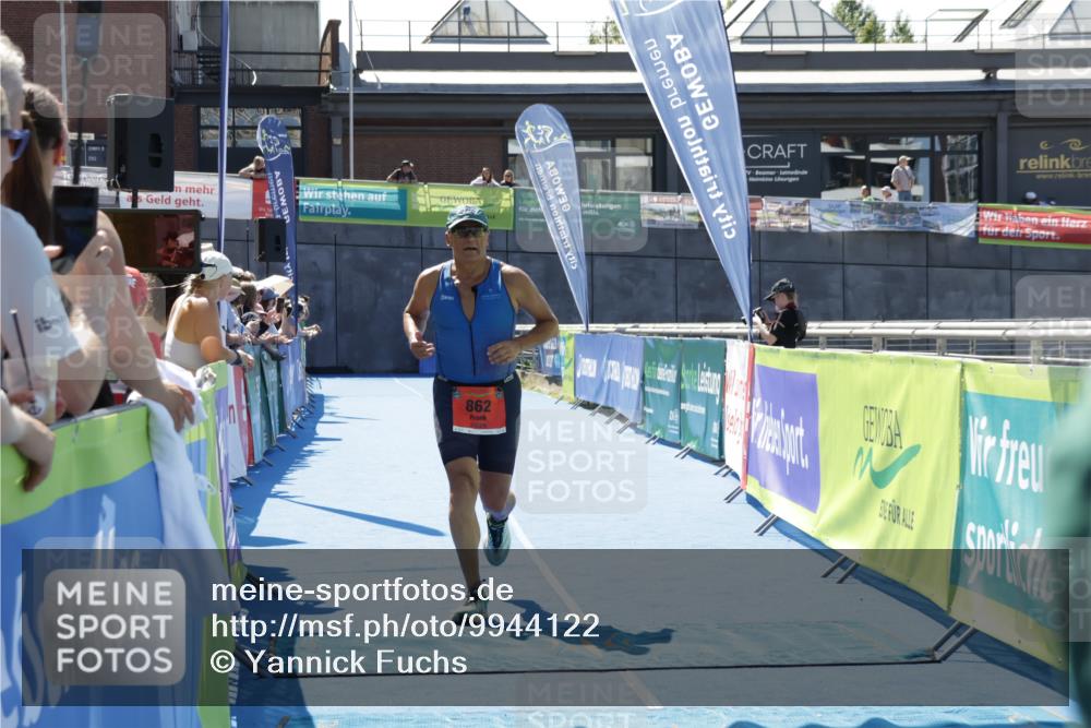 09.08.2026 - GEWOBA Citytriathlon Bremen Yannick Fuchs http://msf.ph/oto/9944122 09.08.2026 14:14:25 Ziel 862 meine-sportfotos.de