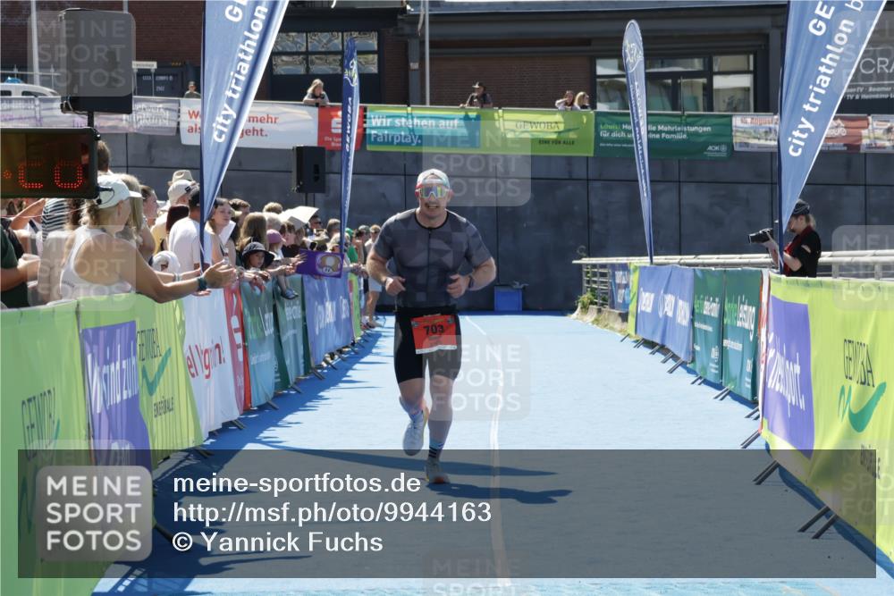 09.08.2026 - GEWOBA Citytriathlon Bremen Yannick Fuchs http://msf.ph/oto/9944163 09.08.2026 14:14:49 Ziel 703 meine-sportfotos.de