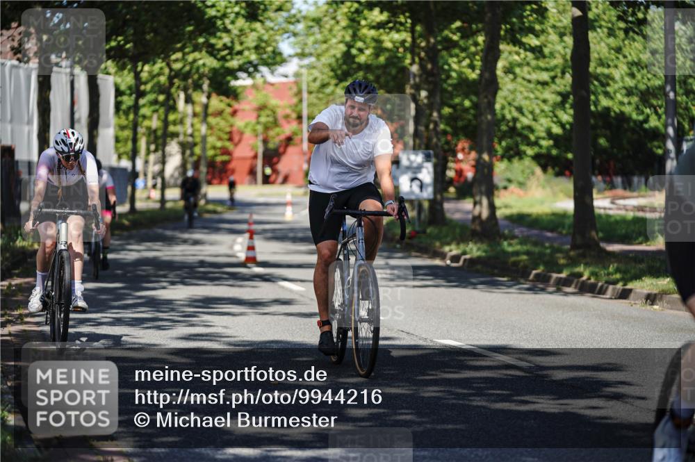 09.08.2026 - GEWOBA Citytriathlon Bremen Michael Burmester http://msf.ph/oto/9944216 09.08.2026 10:31:47 Radfahren 25, 125, 288, 337, 344, 397, 405, 430, 443, 458, 489 meine-sportfotos.de
