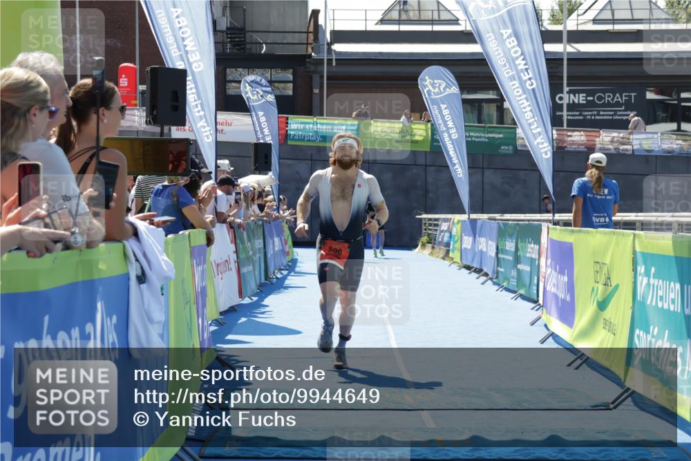 09.08.2026 - GEWOBA Citytriathlon Bremen Yannick Fuchs http://msf.ph/oto/9944649 09.08.2026 14:19:03 Ziel 596 meine-sportfotos.de