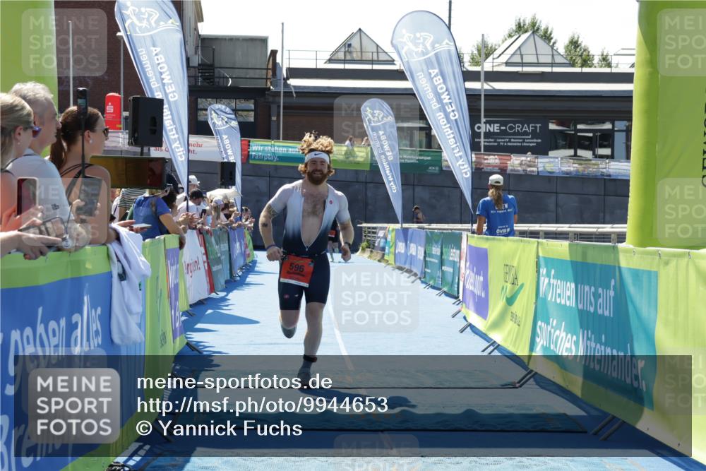 09.08.2026 - GEWOBA Citytriathlon Bremen Yannick Fuchs http://msf.ph/oto/9944653 09.08.2026 14:19:03 Ziel 596 meine-sportfotos.de
