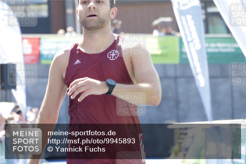 09.08.2026 - GEWOBA Citytriathlon Bremen Yannick Fuchs http://msf.ph/oto/9945893 09.08.2026 14:30:06 Ziel 877 meine-sportfotos.de