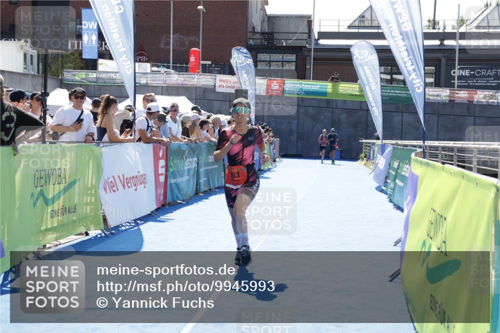 09.08.2026 - GEWOBA Citytriathlon Bremen Yannick Fuchs http://msf.ph/oto/9945993 09.08.2026 14:32:13 Ziel 933 meine-sportfotos.de