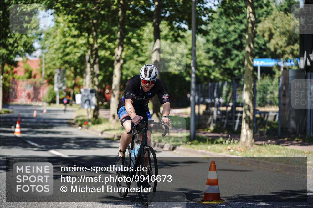 09.08.2026 - GEWOBA Citytriathlon Bremen Michael Burmester http://msf.ph/oto/9946673 09.08.2026 12:04:12 Radfahren 595, 678 meine-sportfotos.de