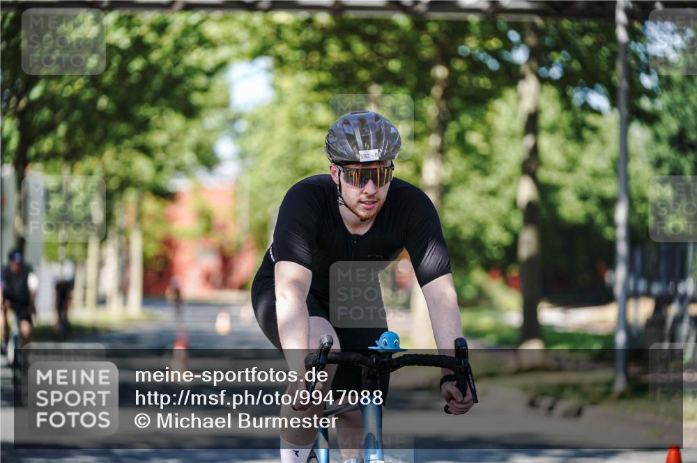 09.08.2026 - GEWOBA Citytriathlon Bremen Michael Burmester http://msf.ph/oto/9947088 09.08.2026 12:13:34 Radfahren 591, 592, 645, 685, 710, 884, 1011, 1116, 1150 meine-sportfotos.de