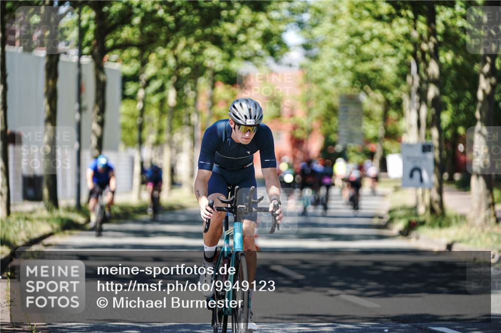 09.08.2026 - GEWOBA Citytriathlon Bremen Michael Burmester http://msf.ph/oto/9949123 09.08.2026 12:45:13 Radfahren 549, 556, 597, 607, 610, 631, 676, 690, 738, 843, 853, 862, 878, 997, 1128, 1157 meine-sportfotos.de