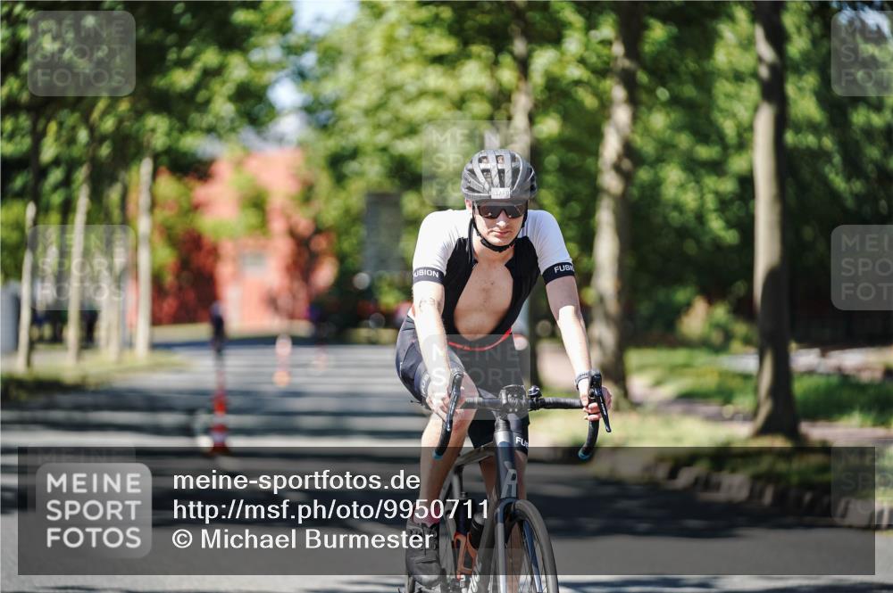 09.08.2026 - GEWOBA Citytriathlon Bremen Michael Burmester http://msf.ph/oto/9950711 09.08.2026 13:15:52 Radfahren 637, 809, 888, 954 meine-sportfotos.de