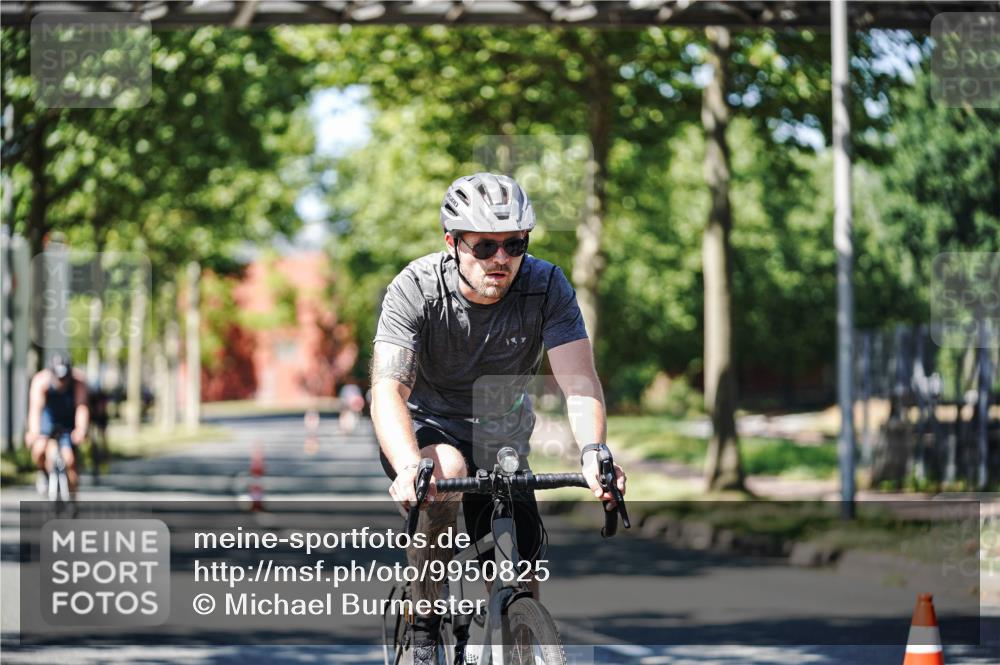 09.08.2026 - GEWOBA Citytriathlon Bremen Michael Burmester http://msf.ph/oto/9950825 09.08.2026 13:19:38 Radfahren 693, 785, 813, 944, 1014, 1107 meine-sportfotos.de