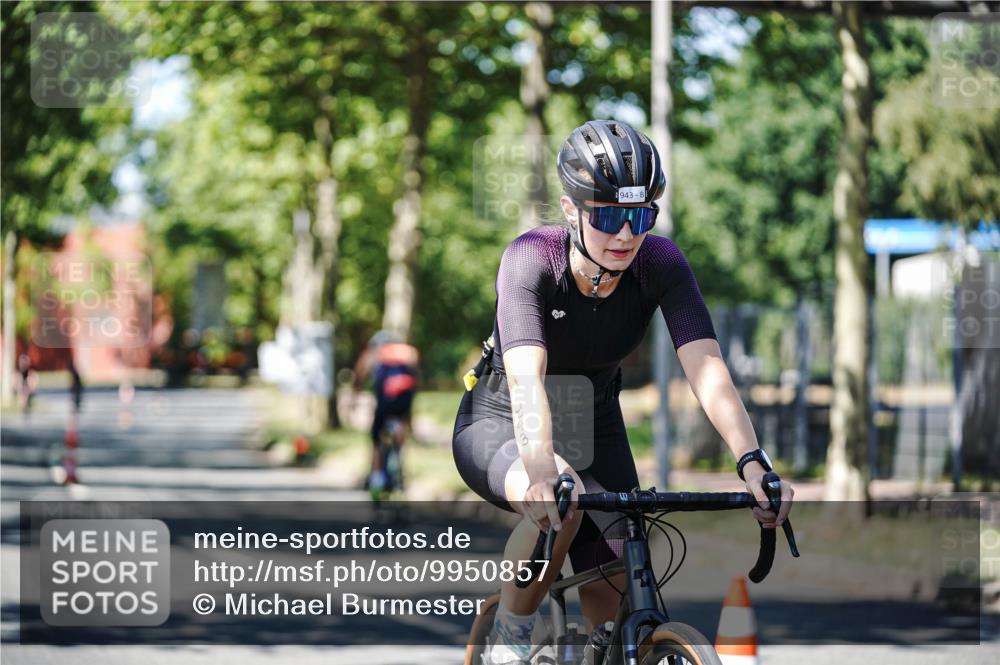 09.08.2026 - GEWOBA Citytriathlon Bremen Michael Burmester http://msf.ph/oto/9950857 09.08.2026 13:20:24 Radfahren 859, 933, 943, 991, 1007, 1140 meine-sportfotos.de