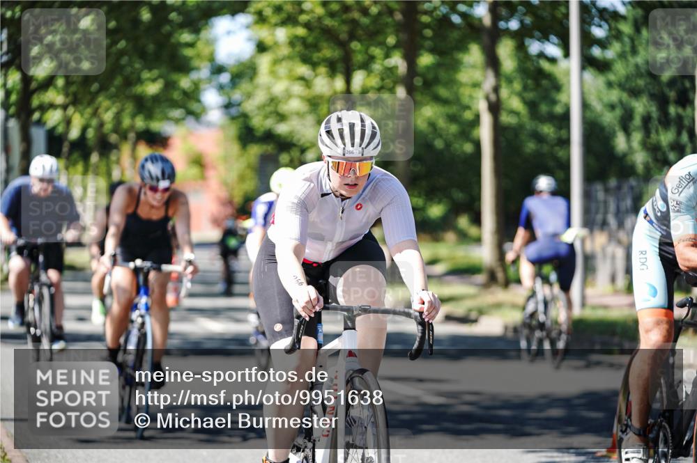 09.08.2026 - GEWOBA Citytriathlon Bremen Michael Burmester http://msf.ph/oto/9951638 09.08.2026 14:18:53 Radfahren 107, 173, 210, 221, 227, 244, 266, 289, 297, 314, 324, 341, 344, 347, 352, 370, 373, 385, 403, 455 meine-sportfotos.de