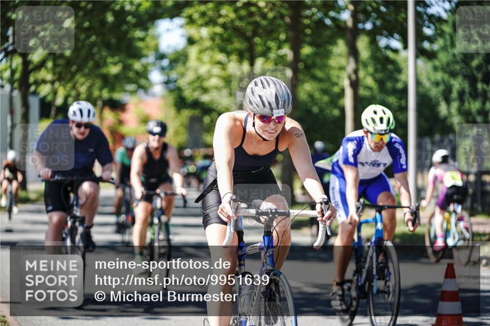 09.08.2026 - GEWOBA Citytriathlon Bremen Michael Burmester http://msf.ph/oto/9951639 09.08.2026 14:18:54 Radfahren 107, 173, 210, 221, 227, 244, 266, 289, 297, 324, 341, 344, 347, 352, 370, 373, 403, 455 meine-sportfotos.de