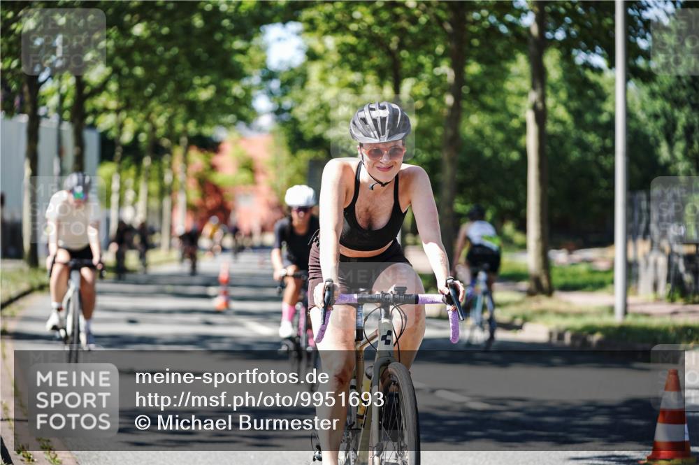 09.08.2026 - GEWOBA Citytriathlon Bremen Michael Burmester http://msf.ph/oto/9951693 09.08.2026 14:19:32 Radfahren 142, 166, 230, 261, 273, 281, 319, 330, 335, 342, 434, 454, 487, 521, 523 meine-sportfotos.de