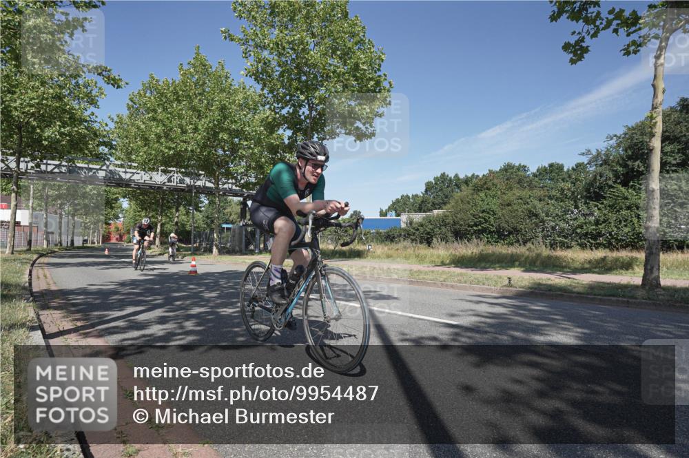 09.08.2026 - GEWOBA Citytriathlon Bremen Michael Burmester http://msf.ph/oto/9954487 09.08.2026 12:04:12 Radfahren 595, 678 meine-sportfotos.de