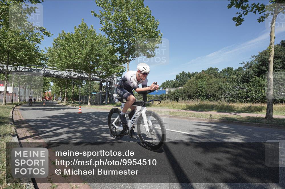 09.08.2026 - GEWOBA Citytriathlon Bremen Michael Burmester http://msf.ph/oto/9954510 09.08.2026 12:05:25 Radfahren 560, 757, 1110 meine-sportfotos.de