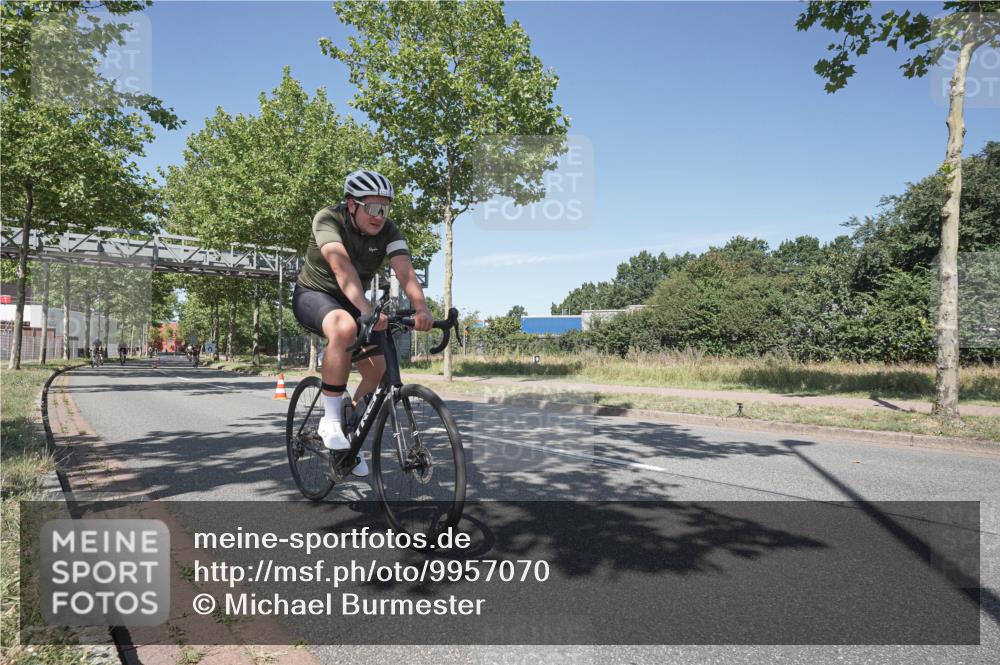 09.08.2026 - GEWOBA Citytriathlon Bremen Michael Burmester http://msf.ph/oto/9957070 09.08.2026 12:59:19 Radfahren 588, 656, 672, 693, 732, 805, 1115 meine-sportfotos.de
