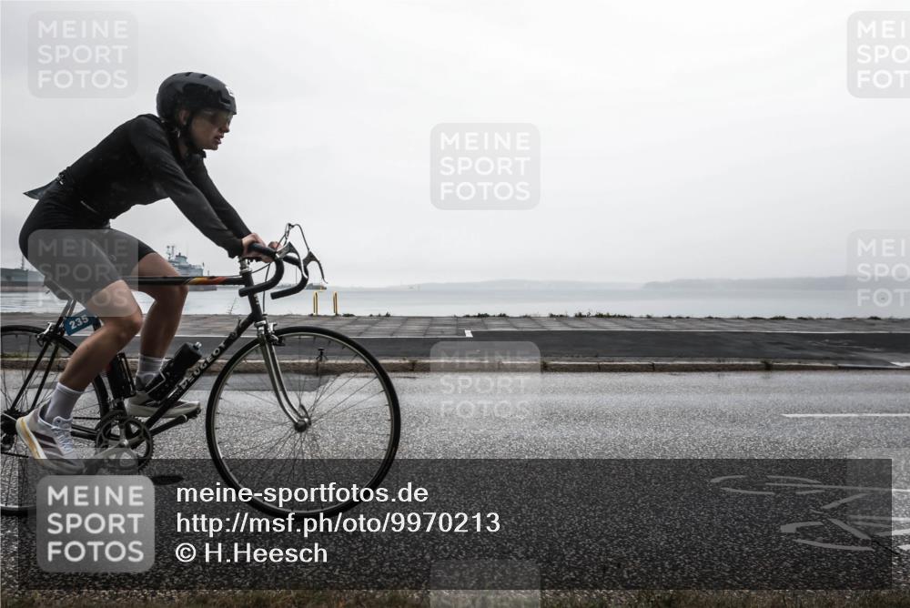 16.08.2026 - KN Förde Triathlon 2026 H.Heesch http://msf.ph/oto/9970213 16.08.2026 09:55:20 Radfahren 112, 235, 240 meine-sportfotos.de