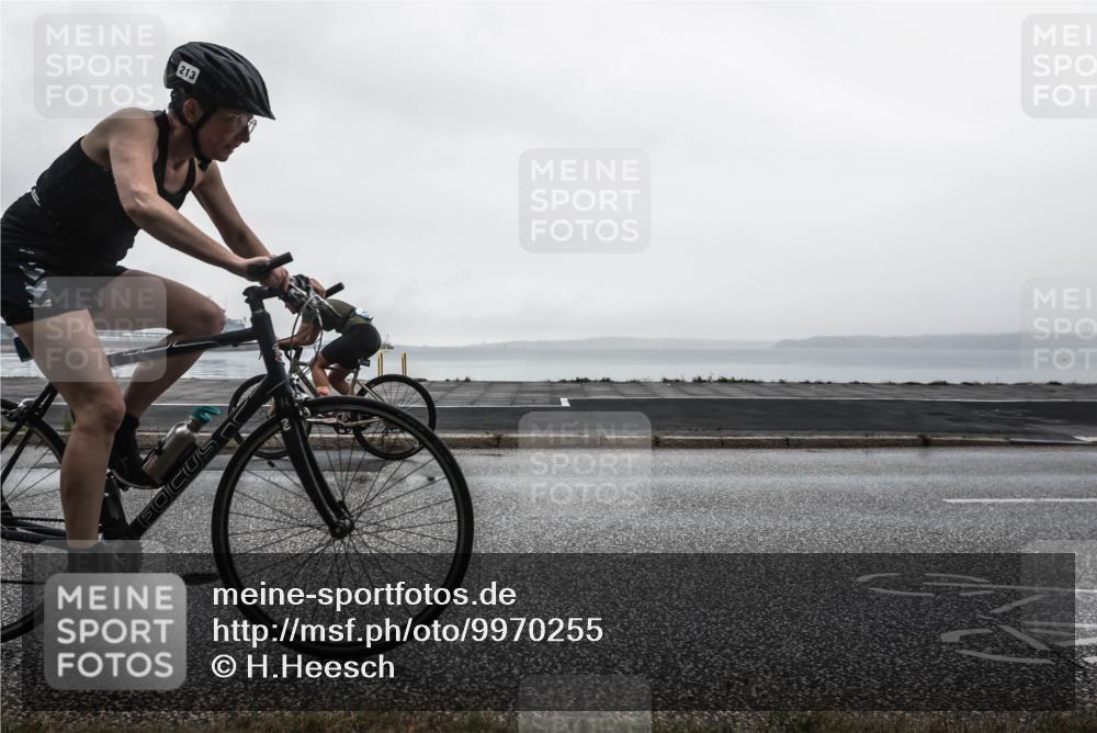 16.08.2026 - KN Förde Triathlon 2026 H.Heesch http://msf.ph/oto/9970255 16.08.2026 09:57:02 Radfahren 213, 215 meine-sportfotos.de