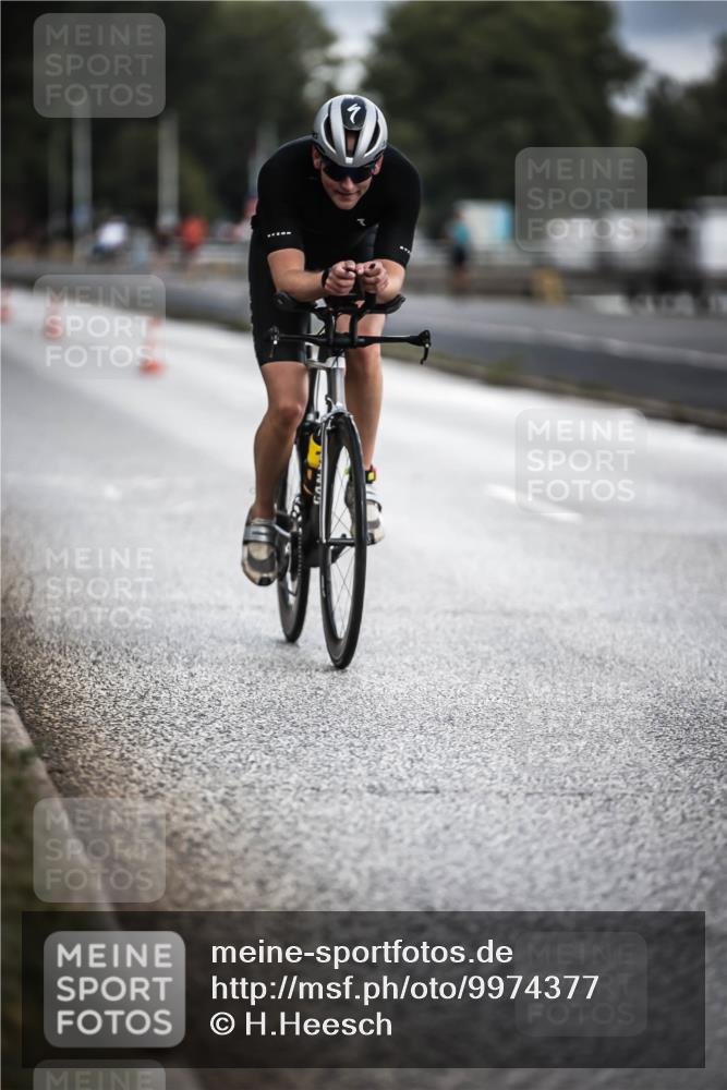 16.08.2026 - KN Förde Triathlon 2026 H.Heesch http://msf.ph/oto/9974377 16.08.2026 11:01:10 Radfahren 319, 323 meine-sportfotos.de