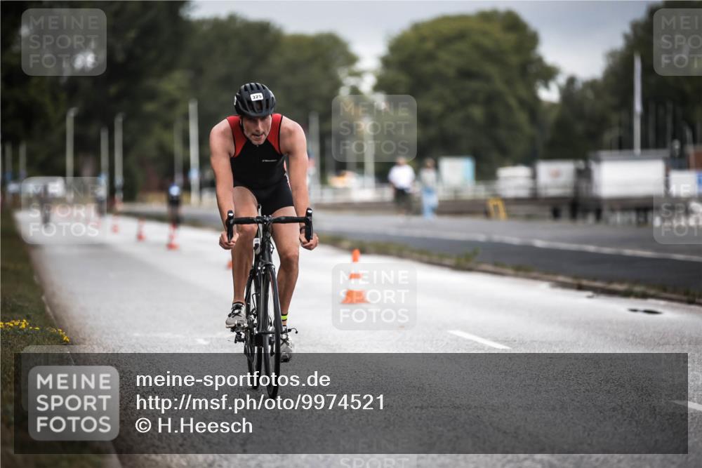 16.08.2026 - KN Förde Triathlon 2026 H.Heesch http://msf.ph/oto/9974521 16.08.2026 11:02:30 Radfahren 321, 325 meine-sportfotos.de