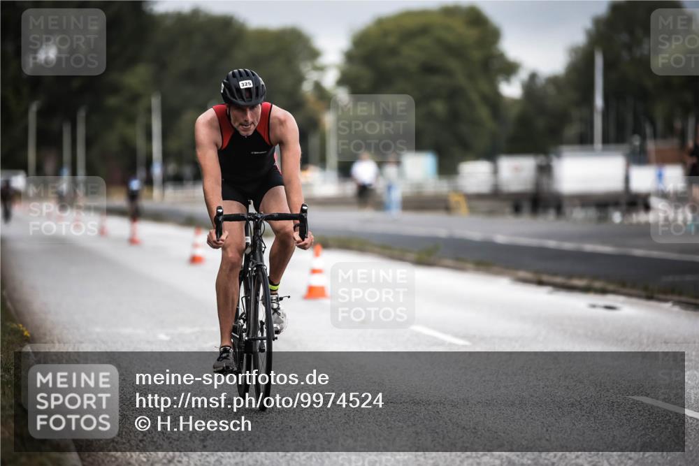16.08.2026 - KN Förde Triathlon 2026 H.Heesch http://msf.ph/oto/9974524 16.08.2026 11:02:30 Radfahren 321, 325 meine-sportfotos.de
