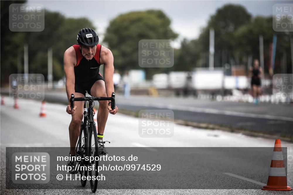 16.08.2026 - KN Förde Triathlon 2026 H.Heesch http://msf.ph/oto/9974529 16.08.2026 11:02:30 Radfahren 321, 325 meine-sportfotos.de