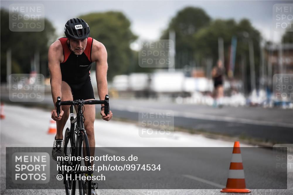 16.08.2026 - KN Förde Triathlon 2026 H.Heesch http://msf.ph/oto/9974534 16.08.2026 11:02:30 Radfahren 321, 325 meine-sportfotos.de