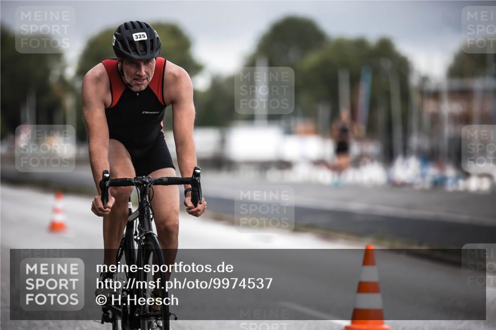16.08.2026 - KN Förde Triathlon 2026 H.Heesch http://msf.ph/oto/9974537 16.08.2026 11:02:30 Radfahren 321, 325 meine-sportfotos.de