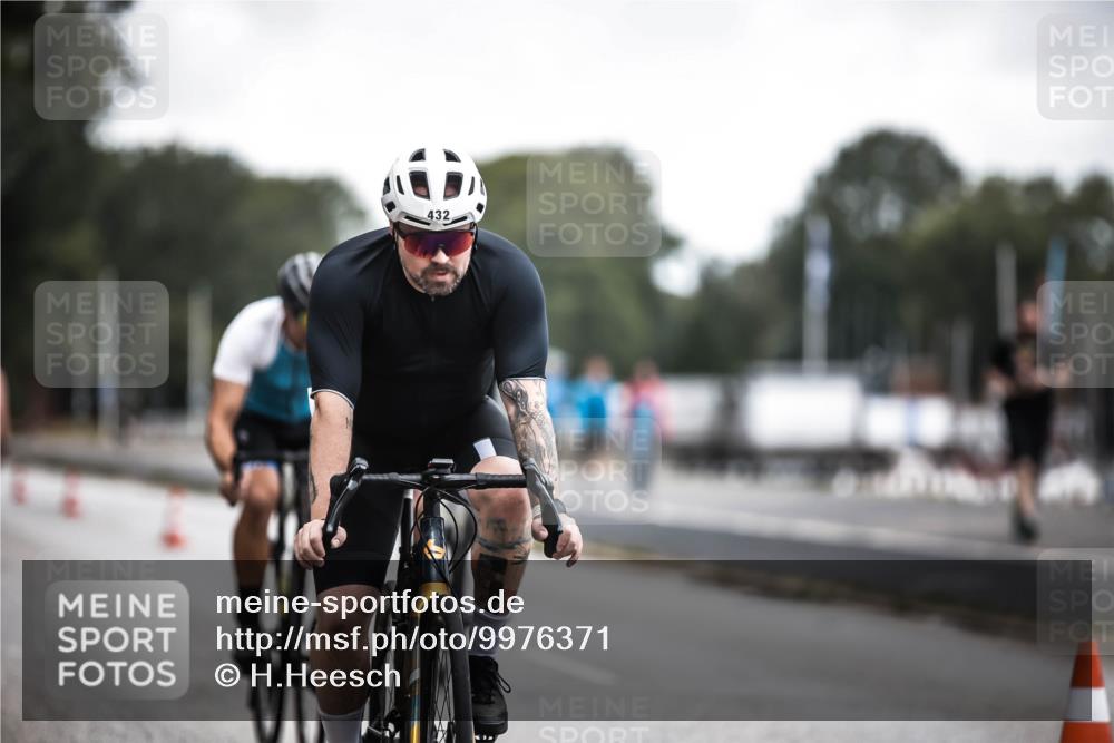 16.08.2026 - KN Förde Triathlon 2026 H.Heesch http://msf.ph/oto/9976371 16.08.2026 11:17:29 Radfahren 322, 345, 349, 358, 371, 382, 432, 435, 804 meine-sportfotos.de
