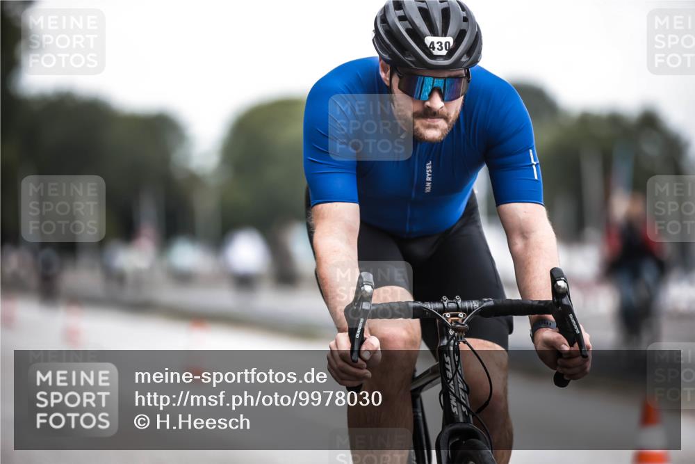 16.08.2026 - KN Förde Triathlon 2026 H.Heesch http://msf.ph/oto/9978030 16.08.2026 11:23:21 Radfahren 370, 379, 430 meine-sportfotos.de