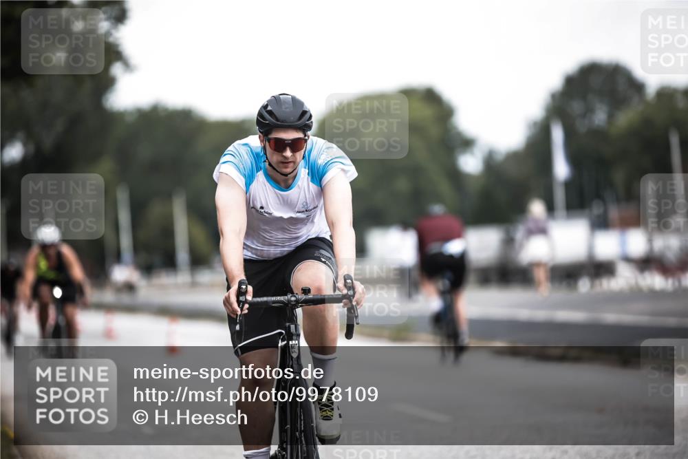 16.08.2026 - KN Förde Triathlon 2026 H.Heesch http://msf.ph/oto/9978109 16.08.2026 11:23:34 Radfahren 320, 364, 410 meine-sportfotos.de