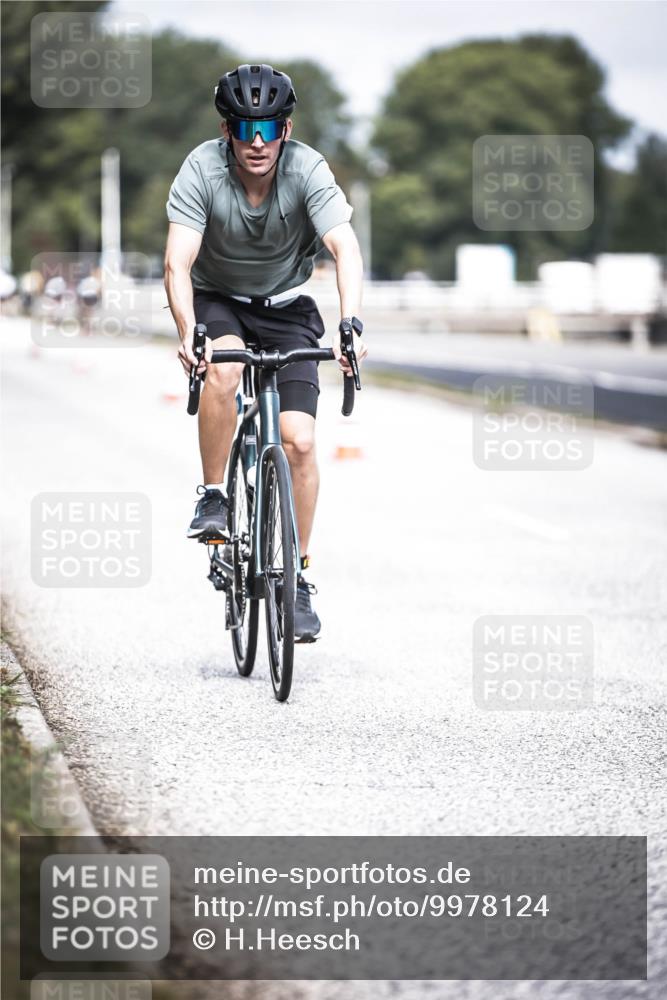 16.08.2026 - KN Förde Triathlon 2026 H.Heesch http://msf.ph/oto/9978124 16.08.2026 11:30:41 Radfahren 386, 411, 425, 428, 430, 438 meine-sportfotos.de