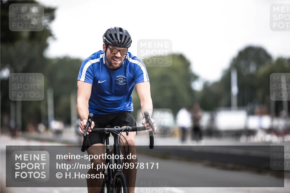 16.08.2026 - KN Förde Triathlon 2026 H.Heesch http://msf.ph/oto/9978171 16.08.2026 11:23:54 Radfahren 304, 374, 385, 392, 407, 422 meine-sportfotos.de