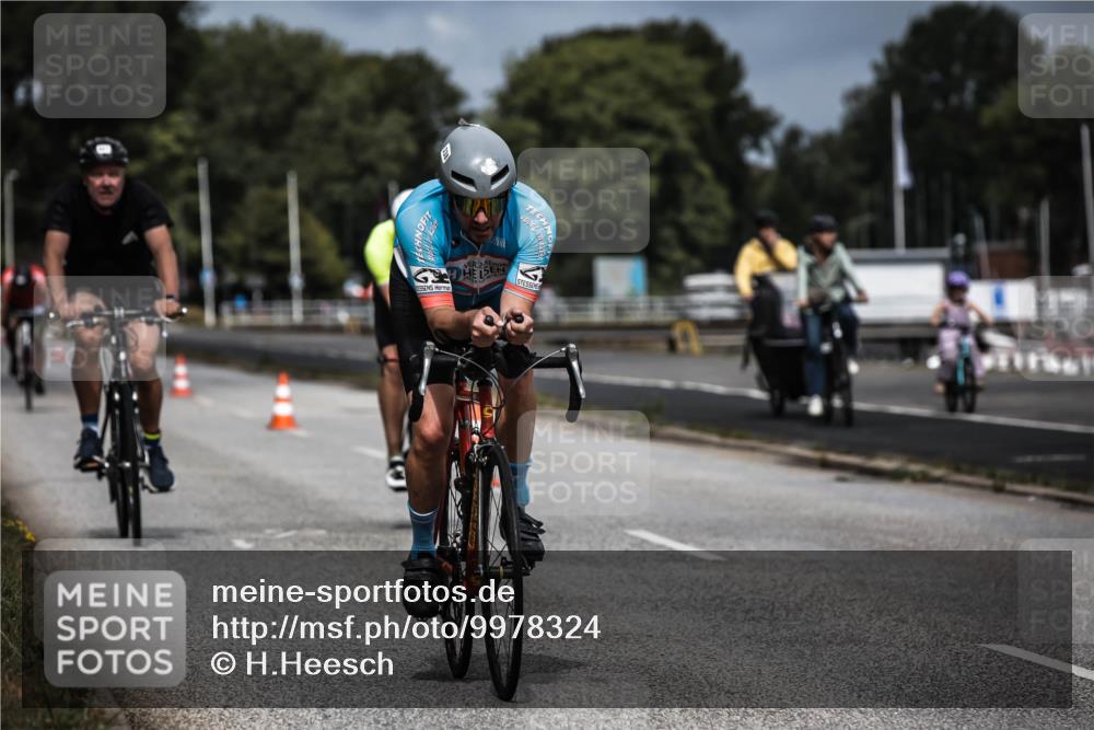 16.08.2026 - KN Förde Triathlon 2026 H.Heesch http://msf.ph/oto/9978324 16.08.2026 11:31:41 Radfahren 338, 395, 801 meine-sportfotos.de