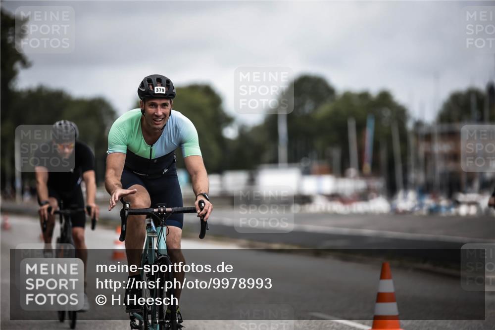 16.08.2026 - KN Förde Triathlon 2026 H.Heesch http://msf.ph/oto/9978993 16.08.2026 11:33:30 Radfahren 379, 403, 438 meine-sportfotos.de