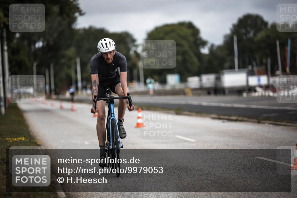 16.08.2026 - KN Förde Triathlon 2026 H.Heesch http://msf.ph/oto/9979053 16.08.2026 11:33:37 Radfahren 316, 388, 403, 409 meine-sportfotos.de