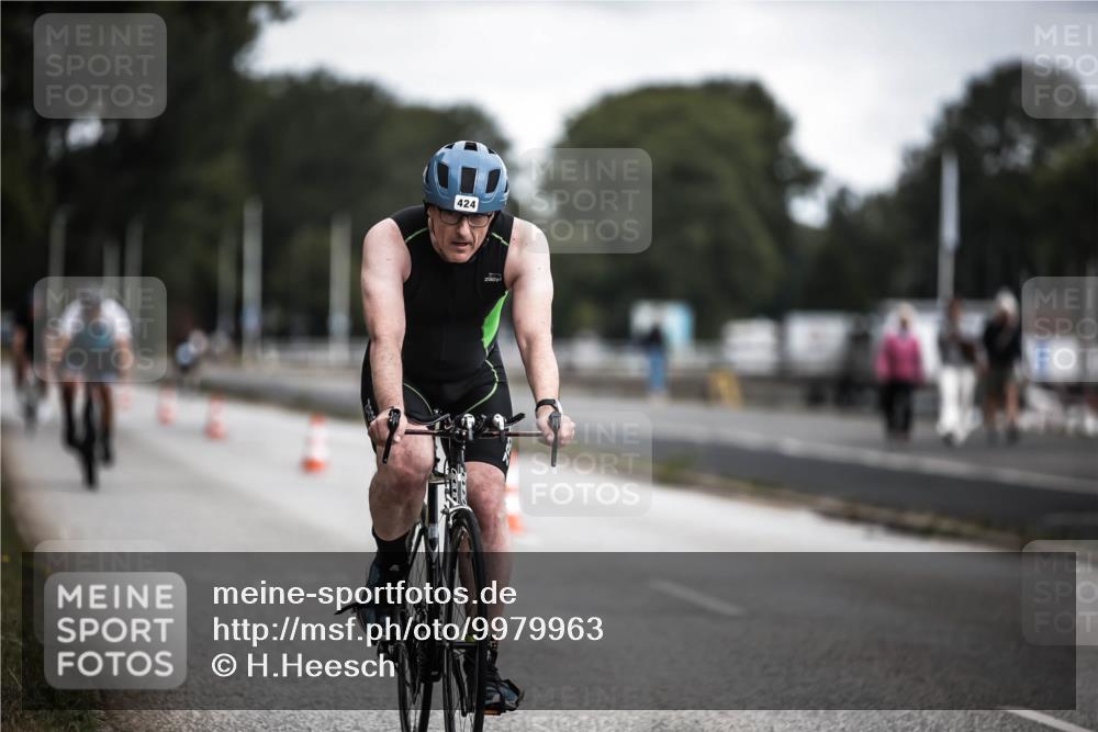 16.08.2026 - KN Förde Triathlon 2026 H.Heesch http://msf.ph/oto/9979963 16.08.2026 11:37:23 Radfahren 413, 424 meine-sportfotos.de