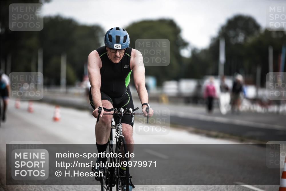 16.08.2026 - KN Förde Triathlon 2026 H.Heesch http://msf.ph/oto/9979971 16.08.2026 11:37:23 Radfahren 413, 424 meine-sportfotos.de