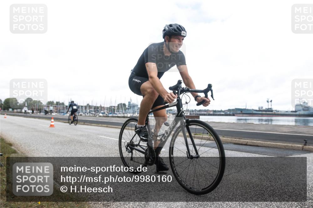 16.08.2026 - KN Förde Triathlon 2026 H.Heesch http://msf.ph/oto/9980160 16.08.2026 11:24:58 Radfahren 322, 358, 360, 363, 406, 408, 426 meine-sportfotos.de