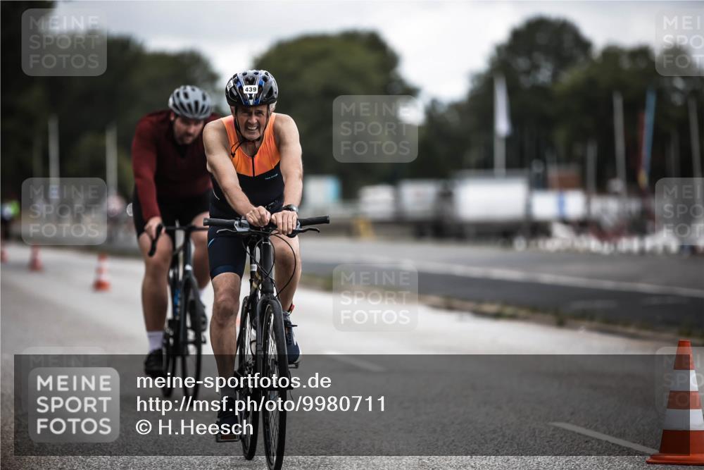 16.08.2026 - KN Förde Triathlon 2026 H.Heesch http://msf.ph/oto/9980711 16.08.2026 11:48:02 Radfahren 417, 439 meine-sportfotos.de